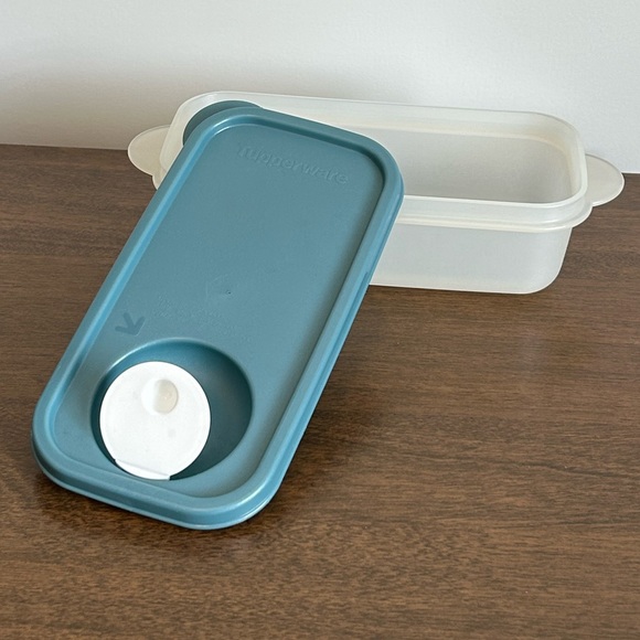 TUPPERWARE CRYSTALWAVE MICROWAVE 2 CUP RECTANGLE CONTAINER BLUE VENT SEAL ~ NICE - Picture 3 of 9